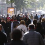 diversas personas en un paseo peatonal
