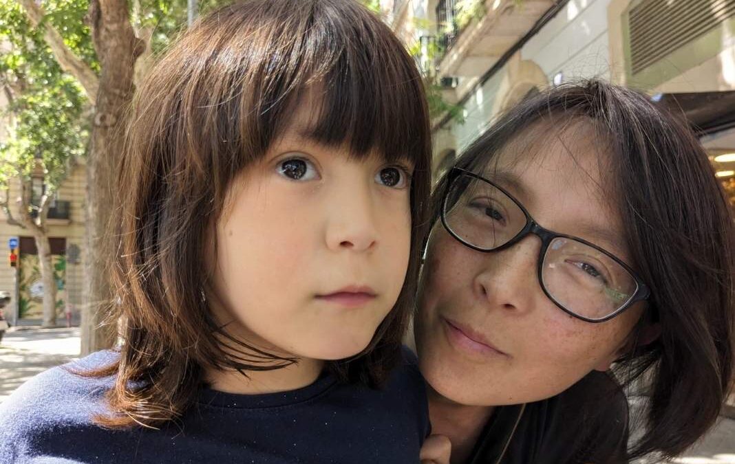 Fotografía de niña y mujer