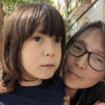 Fotografía de niña y mujer