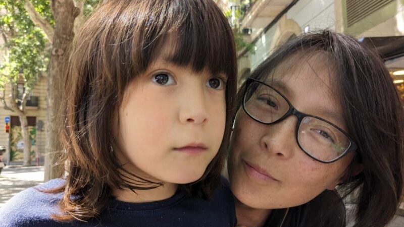 Fotografía de niña y mujer