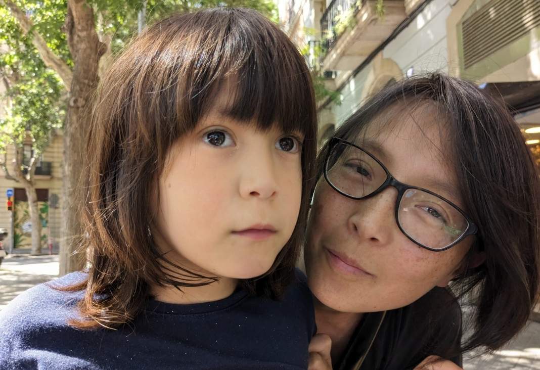 Fotografía de niña y mujer