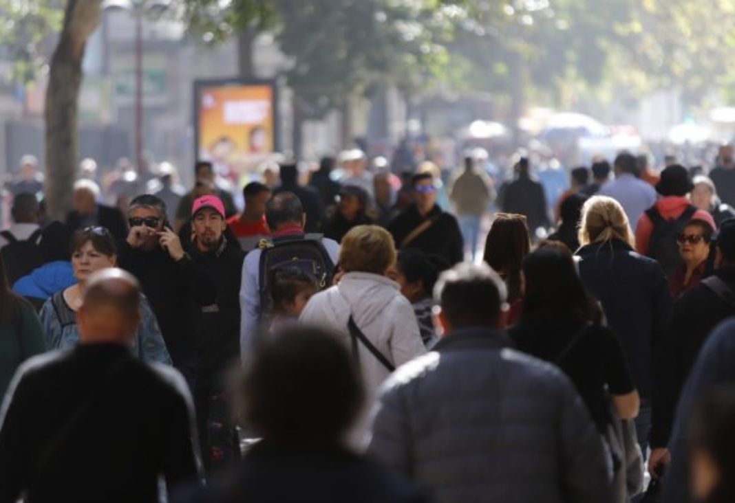 diversas personas en un paseo peatonal