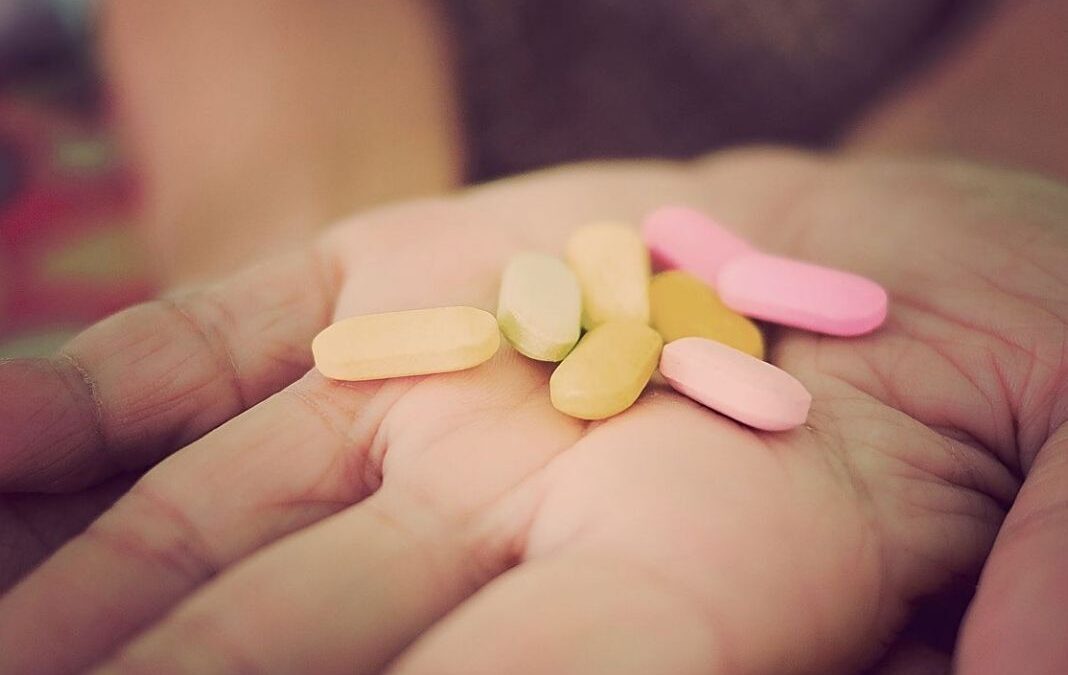 mano con medicamentos