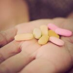 mano con medicamentos