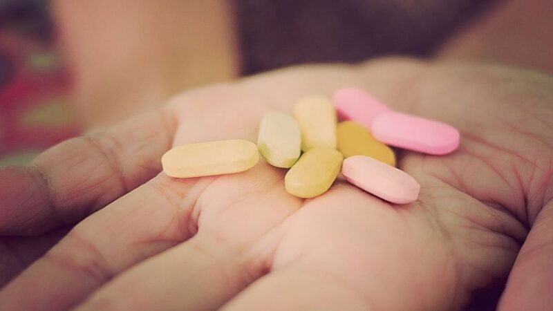 mano con medicamentos