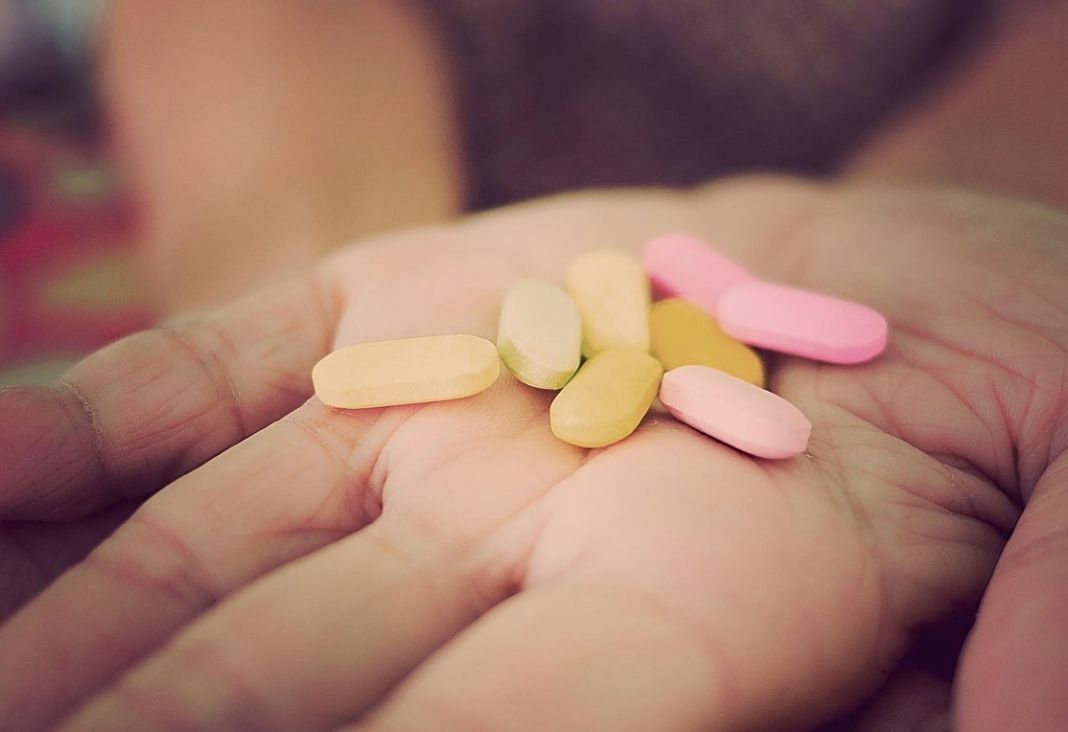 mano con medicamentos