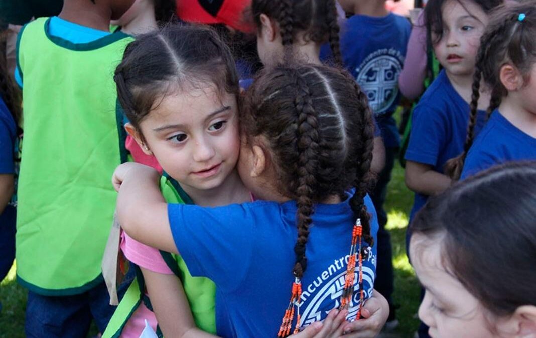 dos niñas abrazándose
